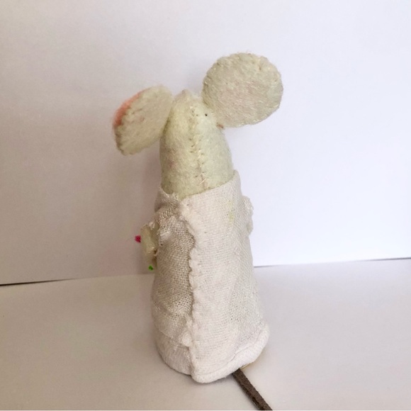Charming felt mouse art doll holding flowers hand-sewn cake topper gift - Picture 4 of 7